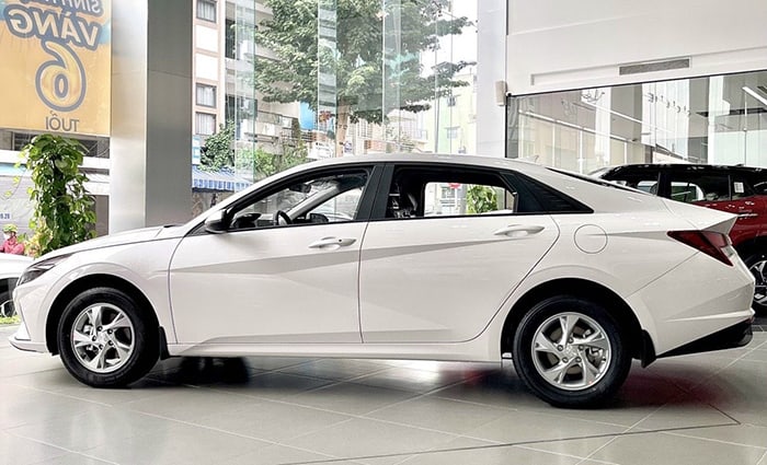 Hyundai Elantra 1.6 AT Tiêu chuẩn