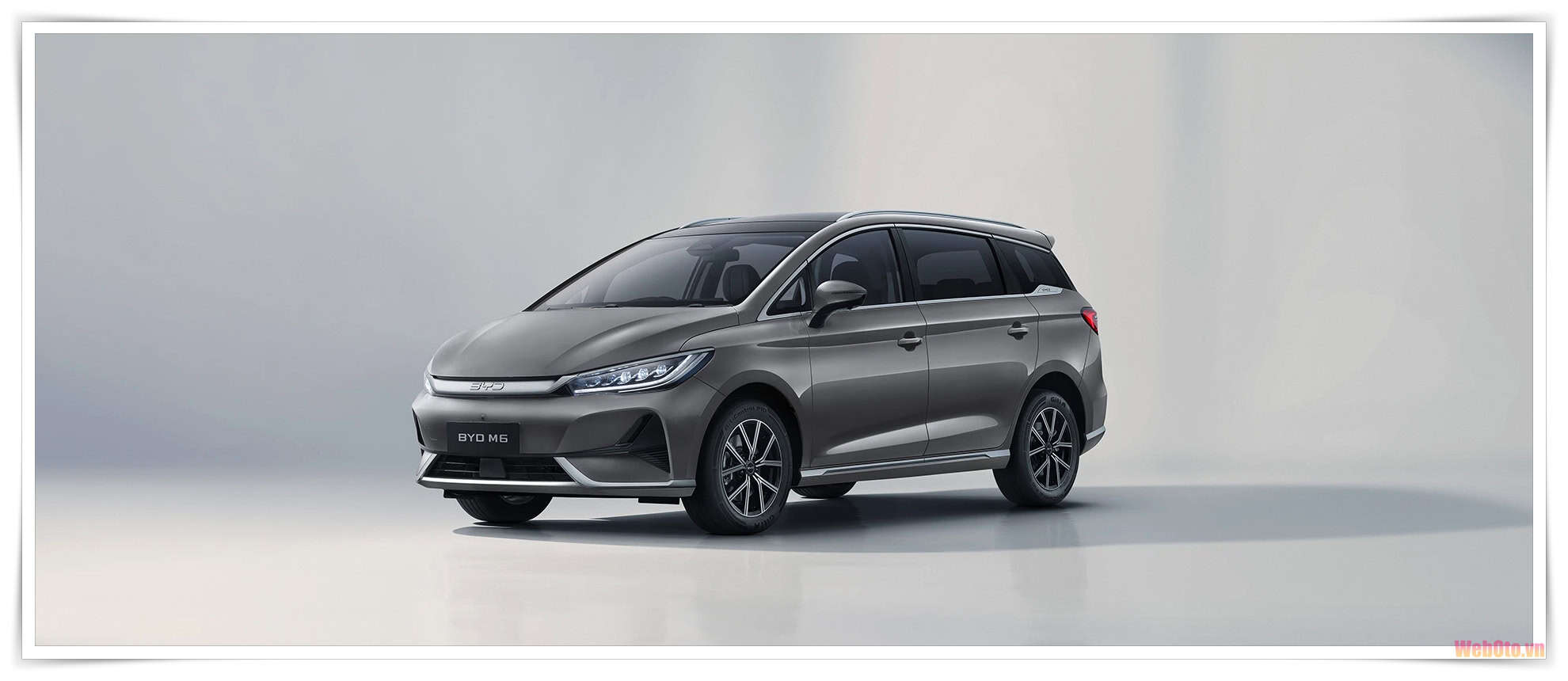 BYD M6 màu xám
