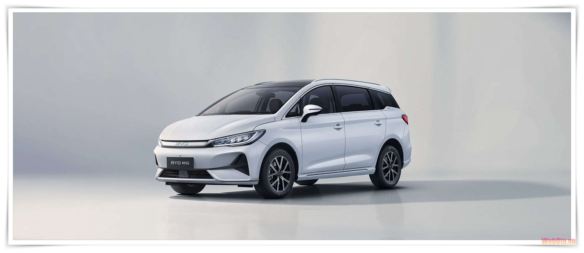 BYD M6 màu trắng