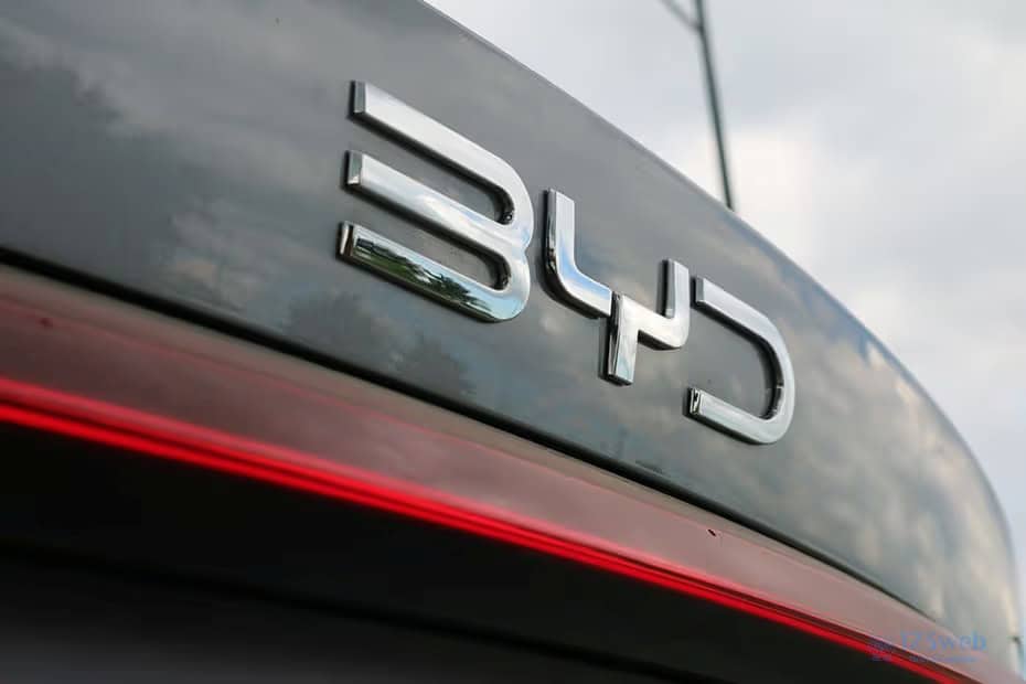 logo byd ở đuôi xe byd sealion 6