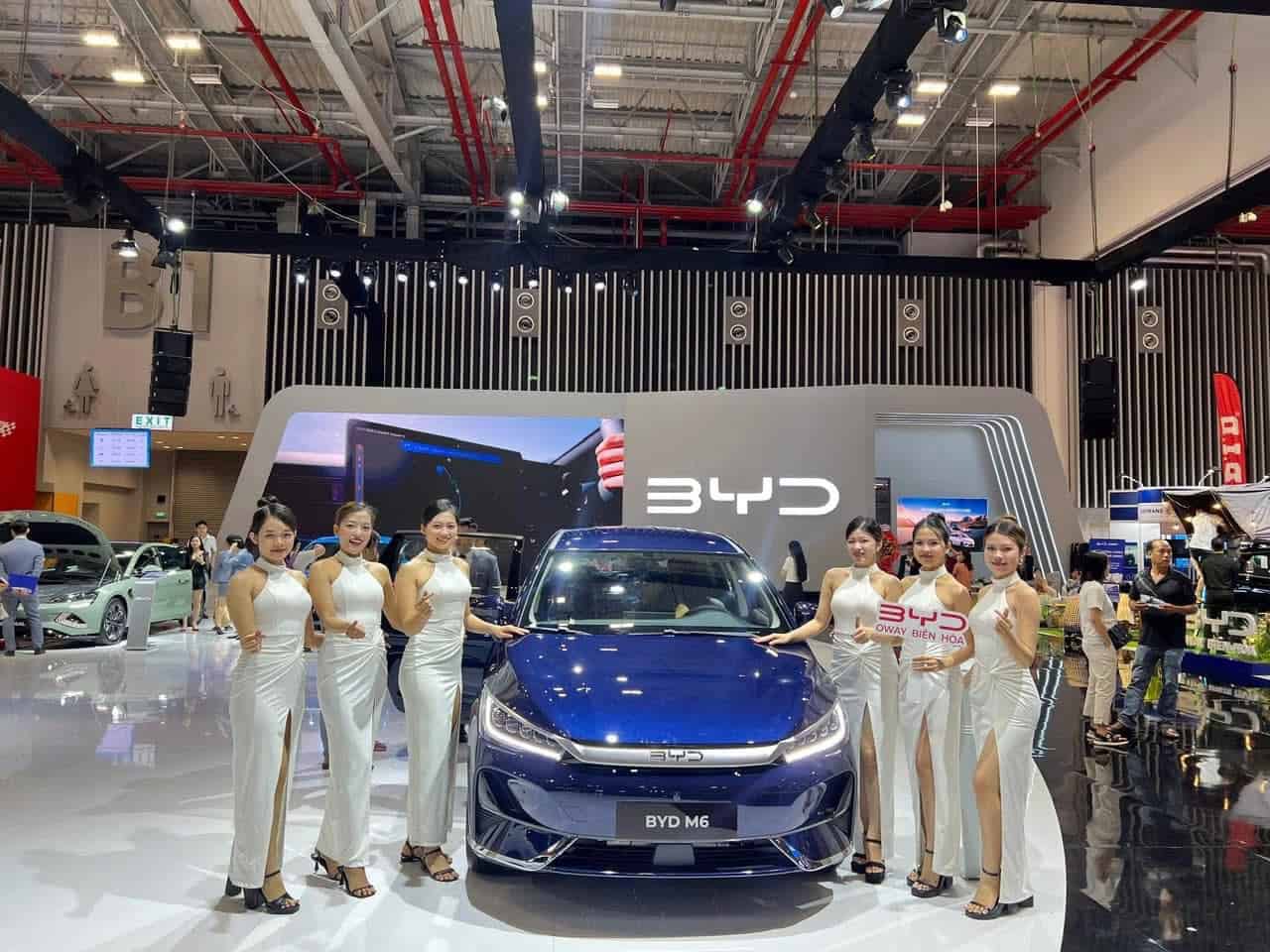 BYD M6