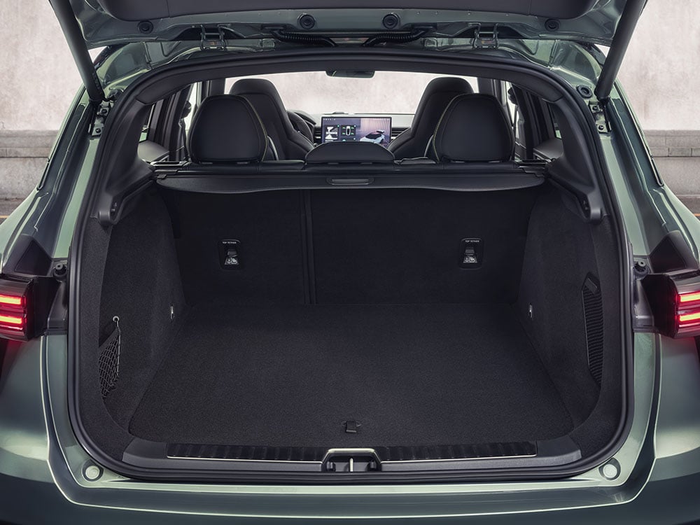 Khoang hành lý Lynk & Co 01