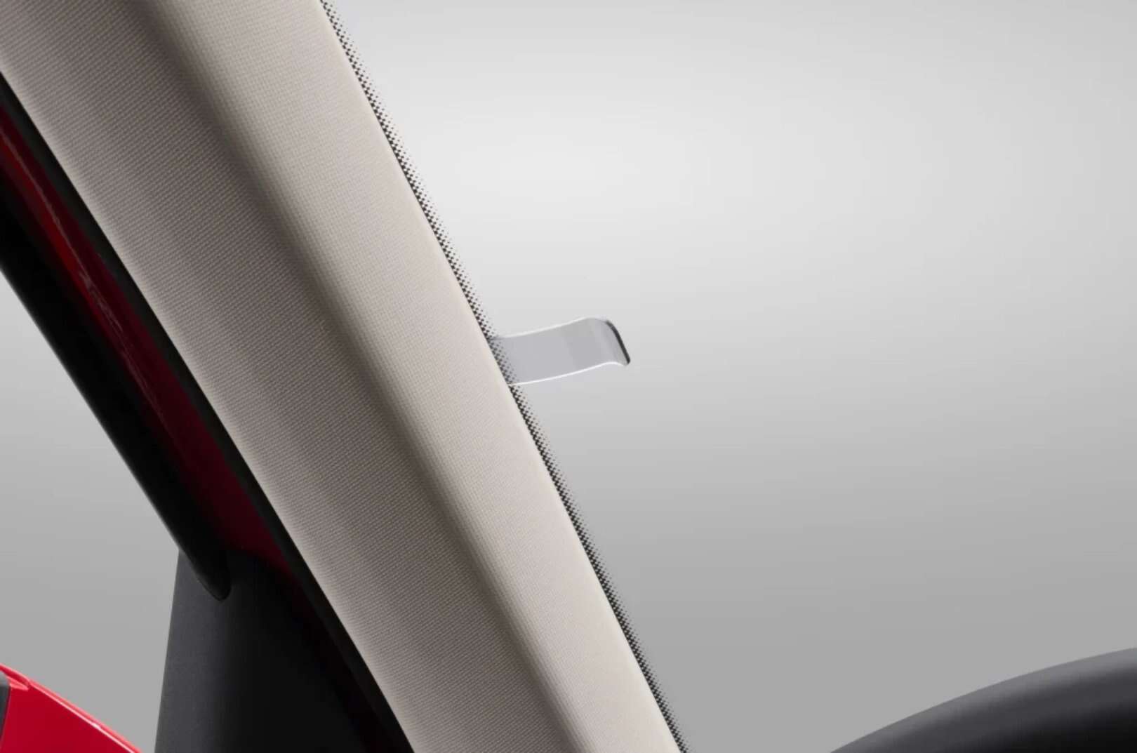 Kẹp vé xe trên cửa kính trước