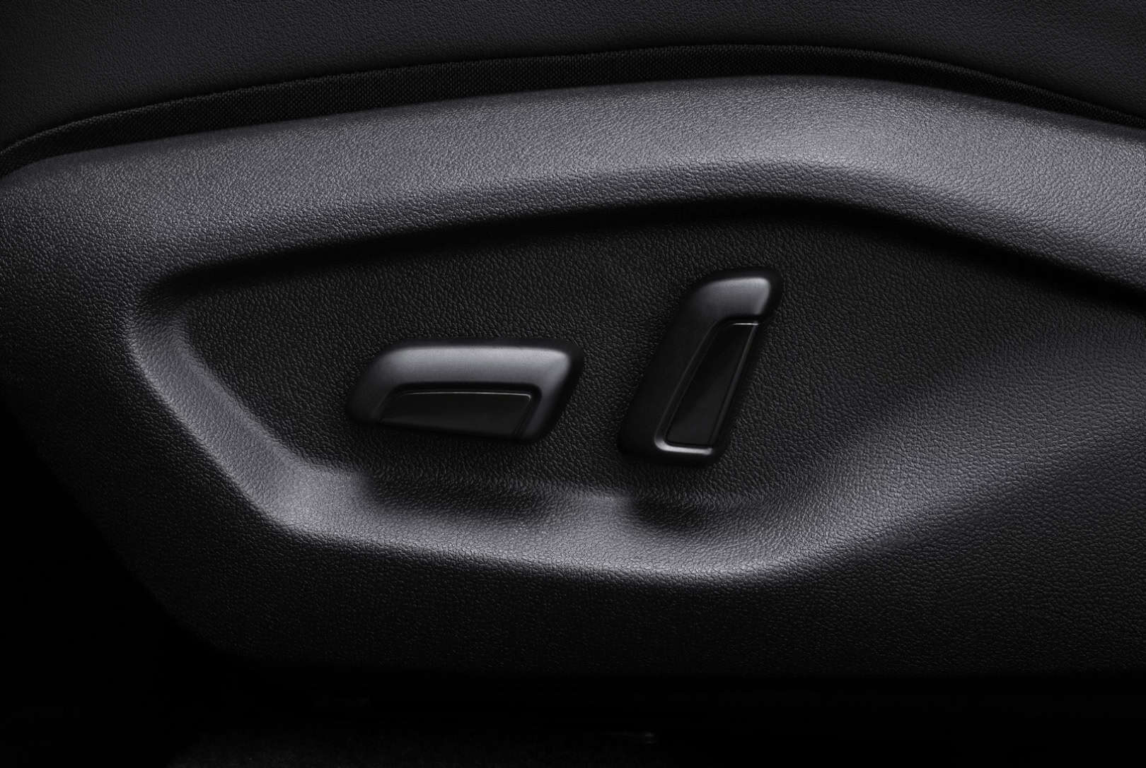 Hàng ghế trước chỉnh điện và thông gió