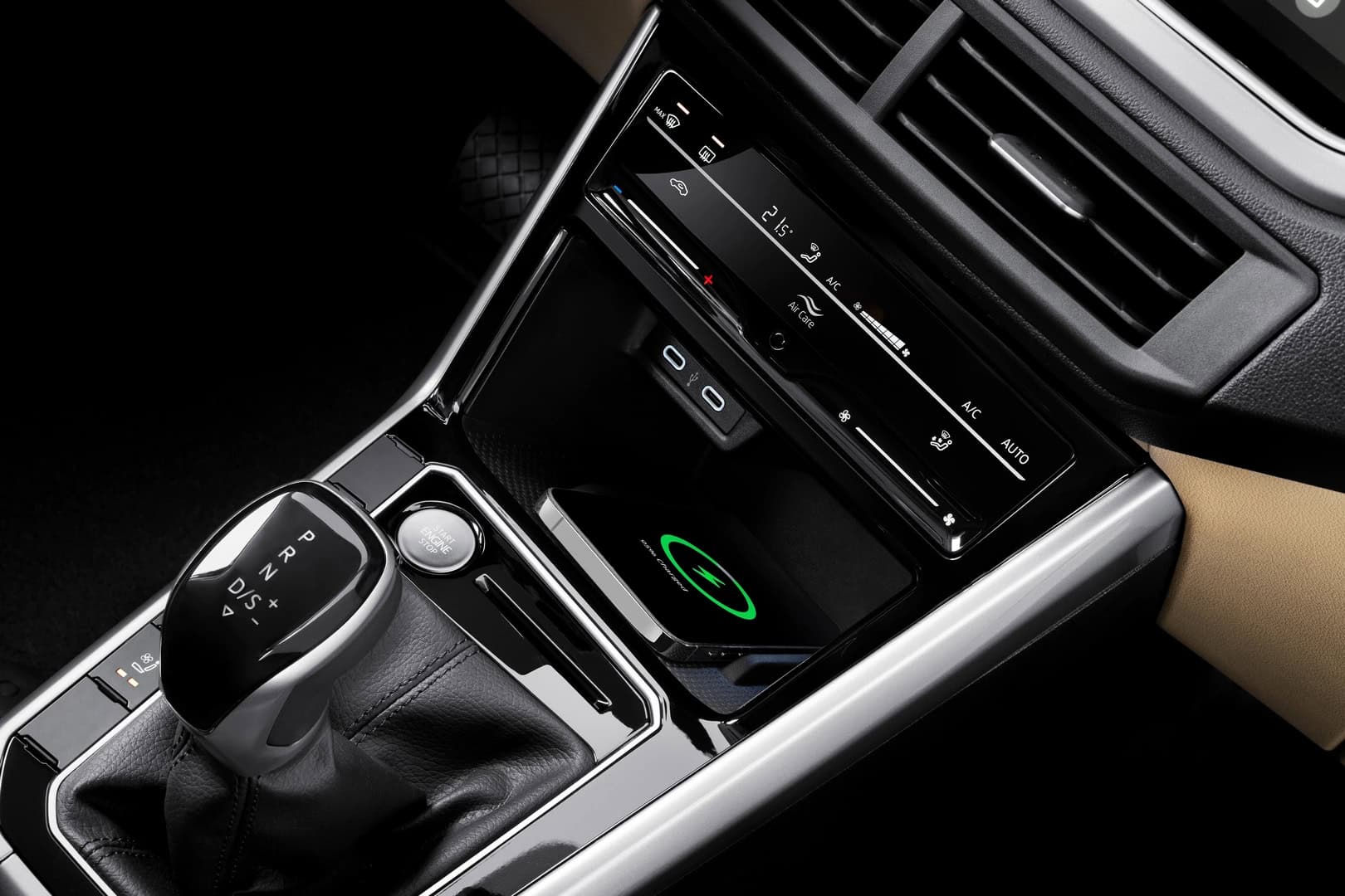 Sạc không dây và 4 cổng USB-C cho cả 2 hàng ghế