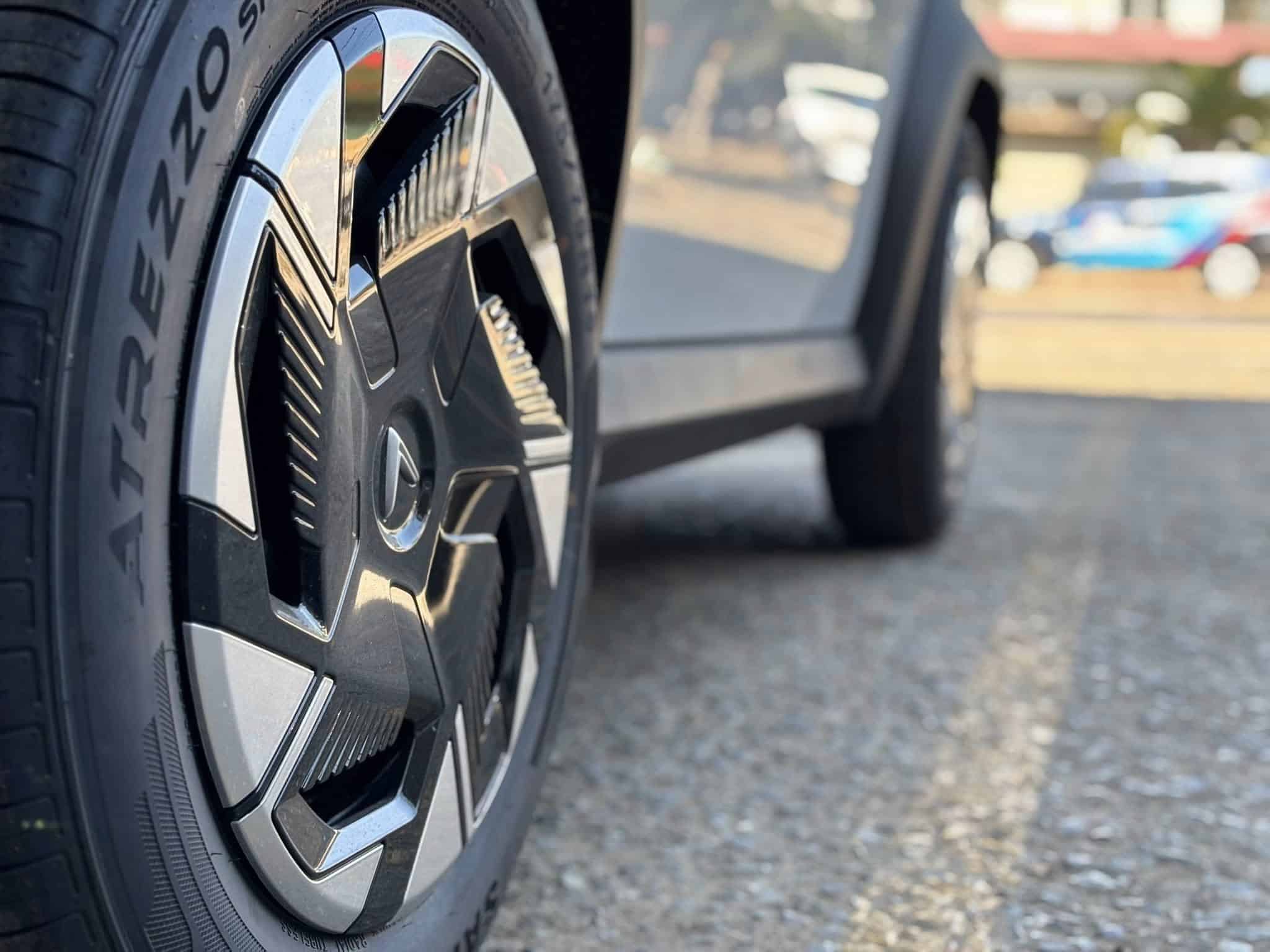 VinFast VF3 Plus : Xe được trang bị sẵn ốp mâm (chụp mâm) nhựa phối 2 tông màu thể thao